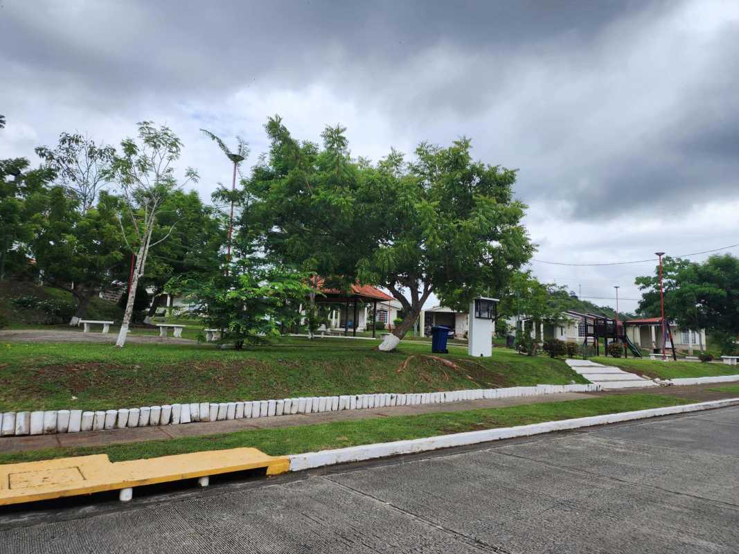 Covered patio with garden access, fenced backyard in house at Las Cumbres Panama