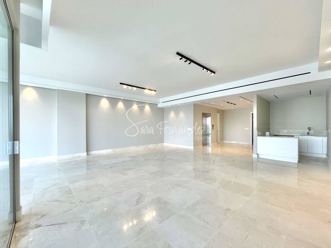 Expansive terrace with glass railing featuring breathtaking marina and skyline views at Ocean Reef Panama