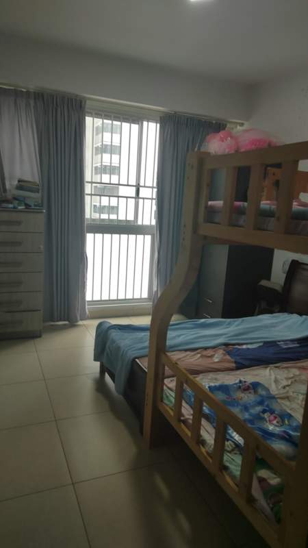 Living room with floor-to-ceiling windows, ocean and city skyline views in PH Rivage Panama City
