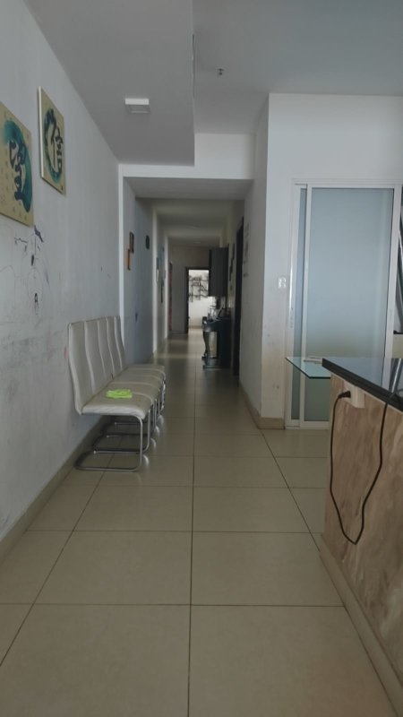 Entrance hallway with modern finishes in PH Rivage Marbella Panama City apartment