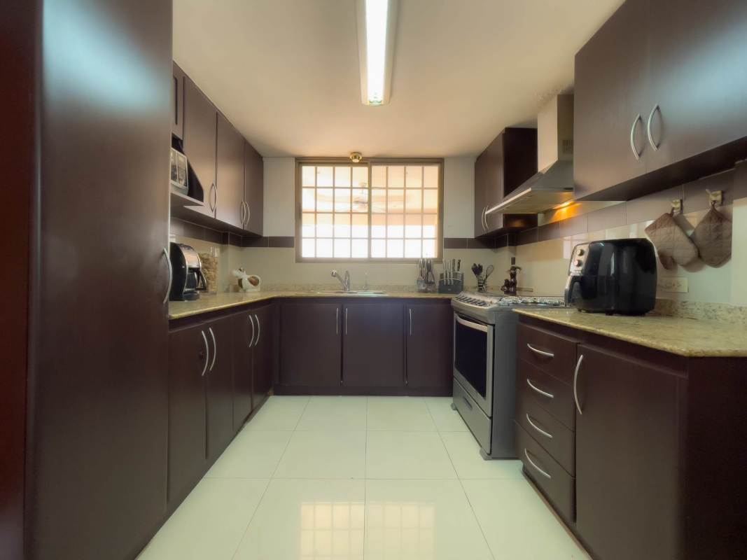 Spacious modern kitchen with granite countertops and cabinets Altos de Panamá Panama City for sale