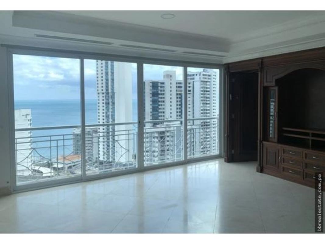 Rooftop pool with panoramic ocean and skyline views in PH City Tower Paitilla Panama