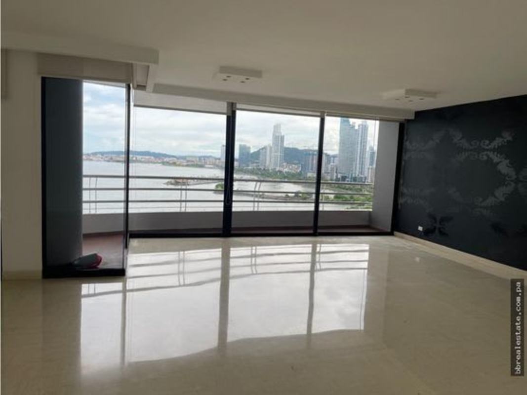 Panoramic views over Avenida Balboa and Pacific Ocean from luxury condo PH Los Delfines in Marbella Panama City