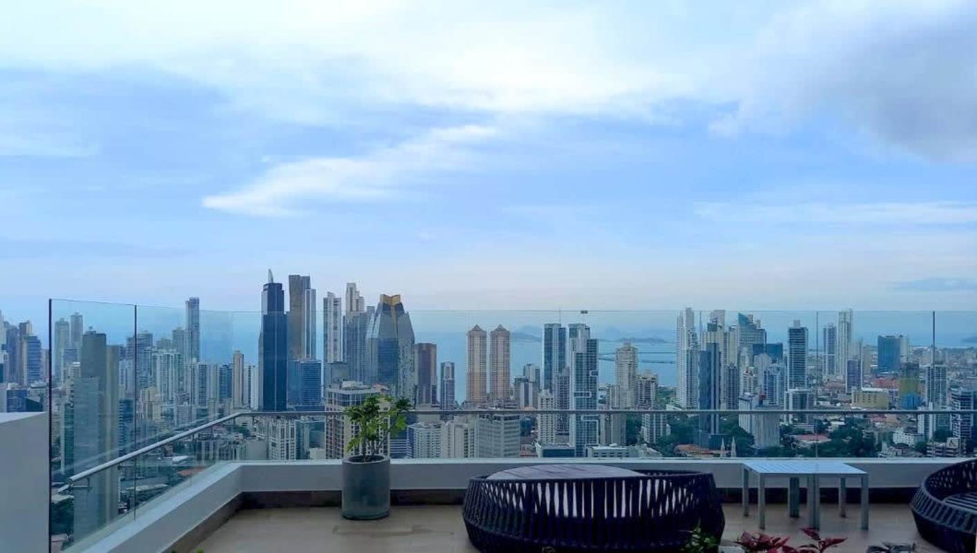 Modern high-rise tower Luxor 400 El Cangrejo with curved balconies Panama