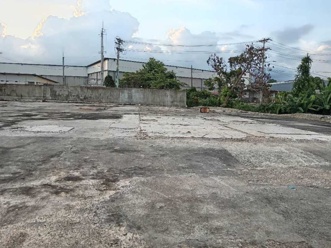 Vacant concrete lot with perimeter wall and utility access in Río Abajo Panama City
