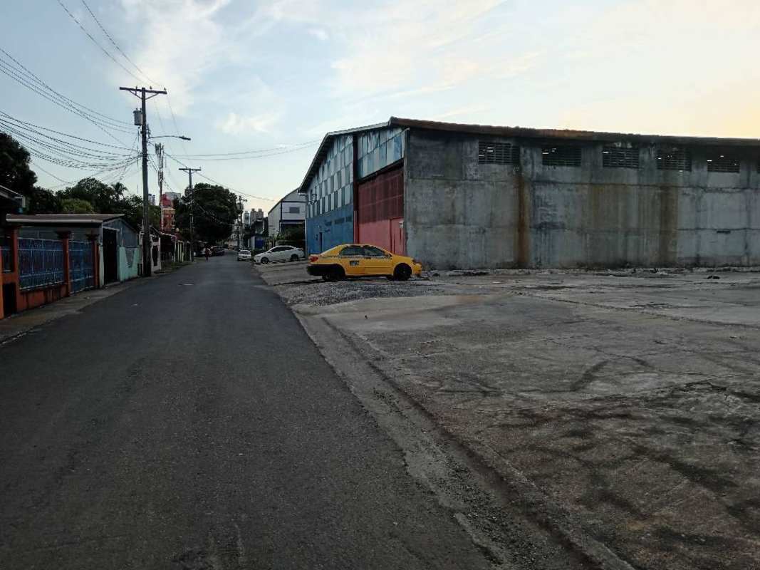 Warehouse building with ample street view and access in Panama City Río Abajo