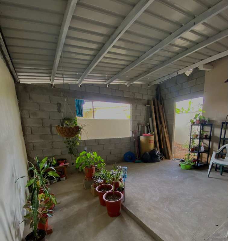 Small kitchen with granite countertop, dark cabinets, gas stove and refrigerator Los Álamos Pacora Panama