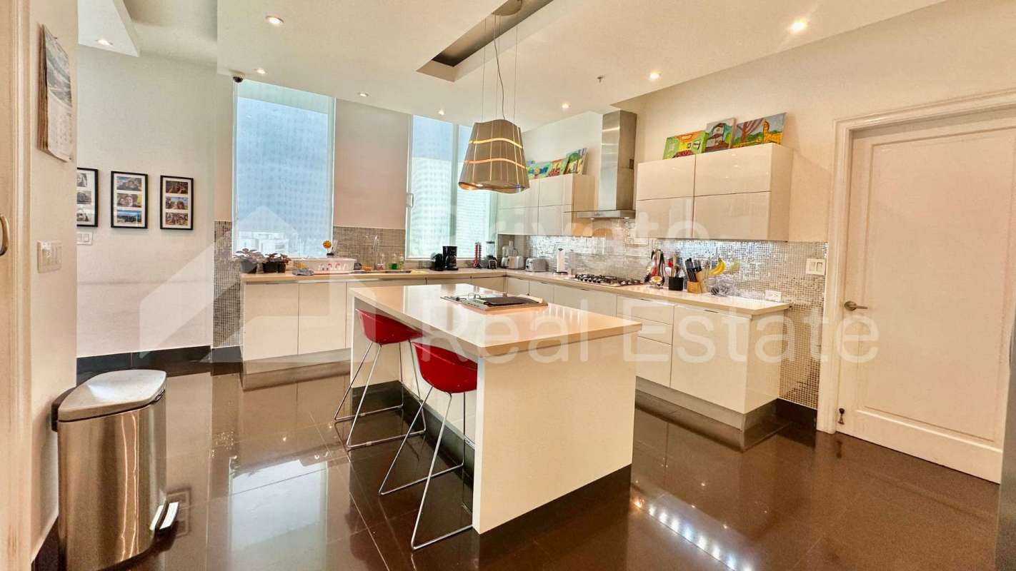 Spacious master bedroom with ocean panorama, ensuite bath and walk-in closet PH Ocean One Panama City