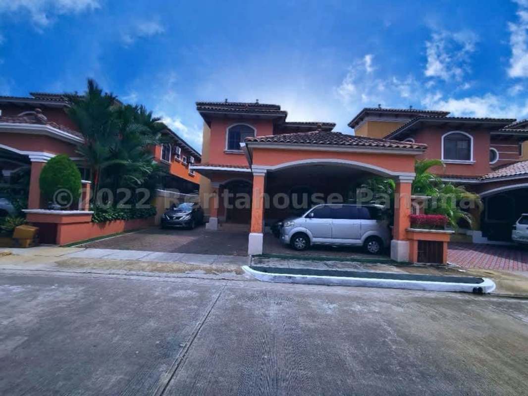 Colonial 4BR House with Pool in El Doral Costa Sur