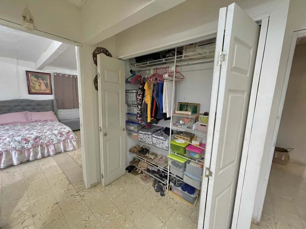 Spacious bedroom with large window, louvers, ceiling fan, tiled floors in Cerro Viento Panama