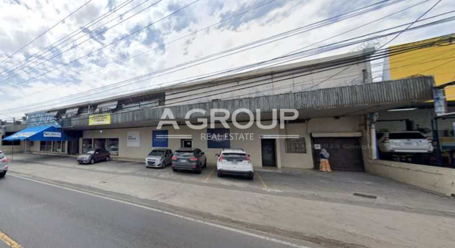 Parking area and multi-unit commercial building façade in Parque Lefevre, Panama City