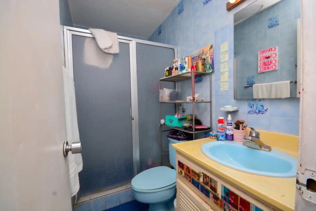 Family or TV room with windows overlooking Panama City in PH Alamar Punta Paitilla