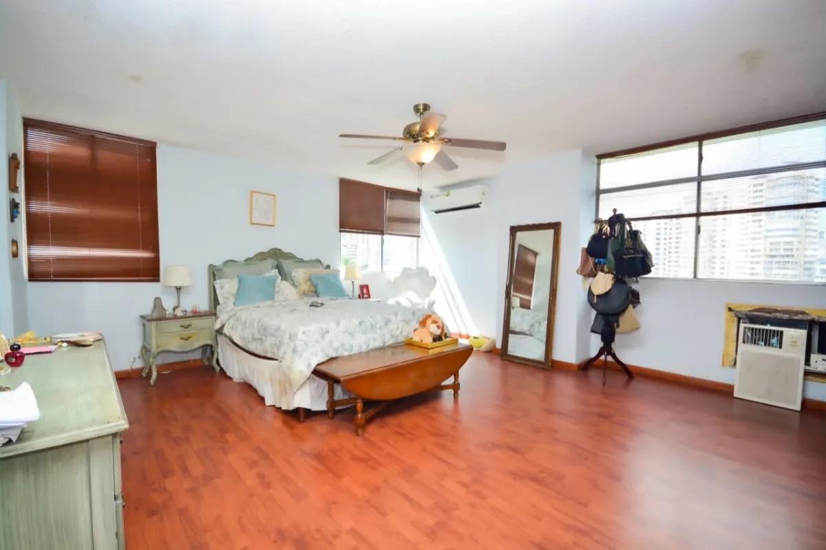 Large master bedroom with walk-in closet, AC, wrap balcony PH Alamar Punta Paitilla Panama