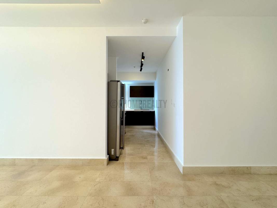 Luxury infinity pool with skyline and ocean views in PH Yoo & Arts Avenida Balboa Panama