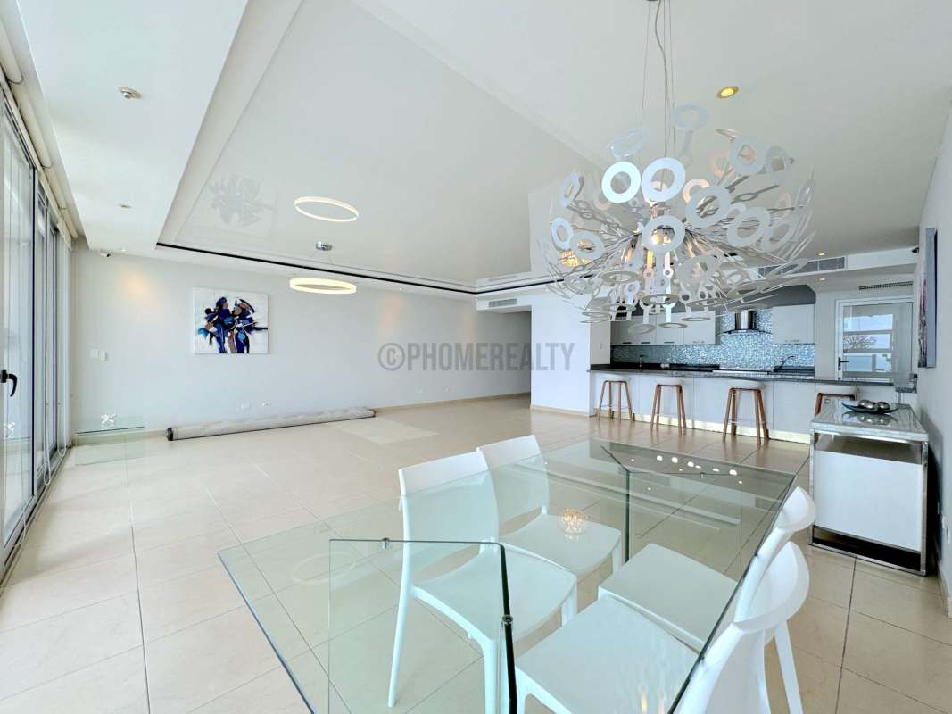 Open dining area with panoramic balcony and skyline view in PH Yoo Panama
