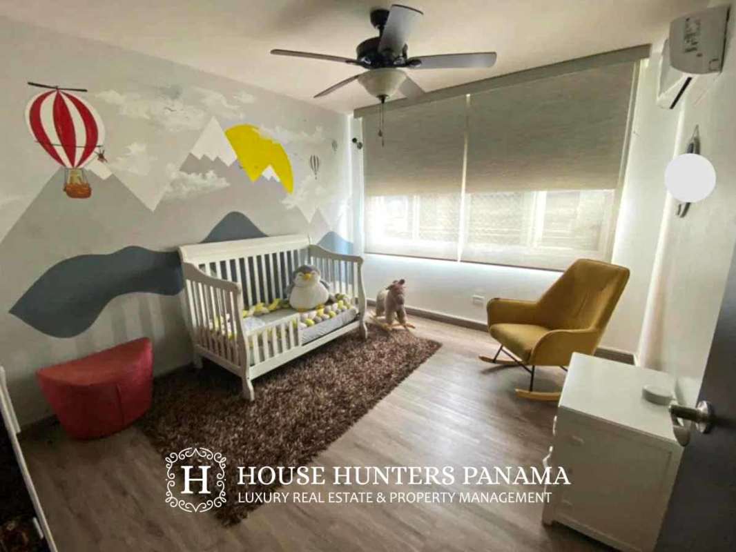Bright children's bedroom with wall mural and ceiling fan in PH Sunrise Tower Obarrio apartment
