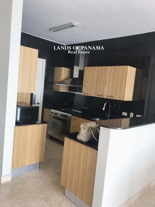 Master bedroom with large windows overlooking Pacific in PH Sky Avenida Balboa Panama