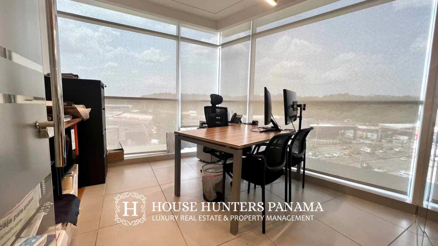 Bright private corner office with panoramic views in El Dorado Tower Panama