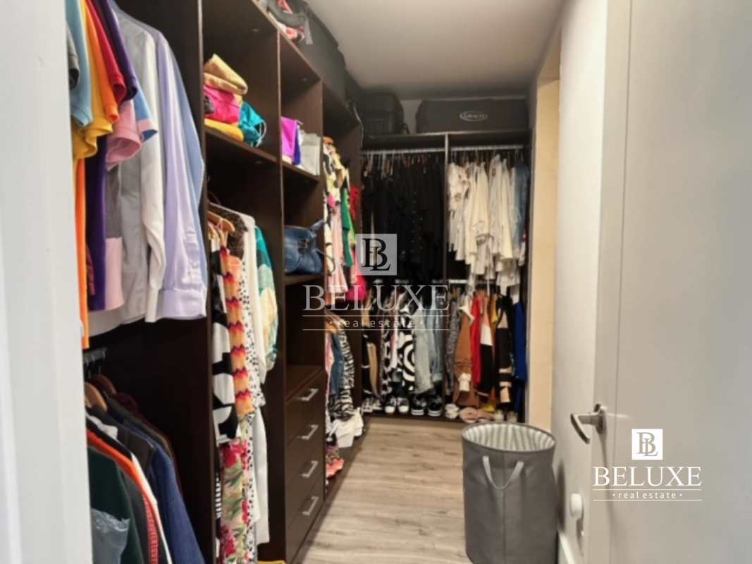 Modern kitchen with granite counters and sleek appliances in PH Oceanaire Punta Pacífica Panama