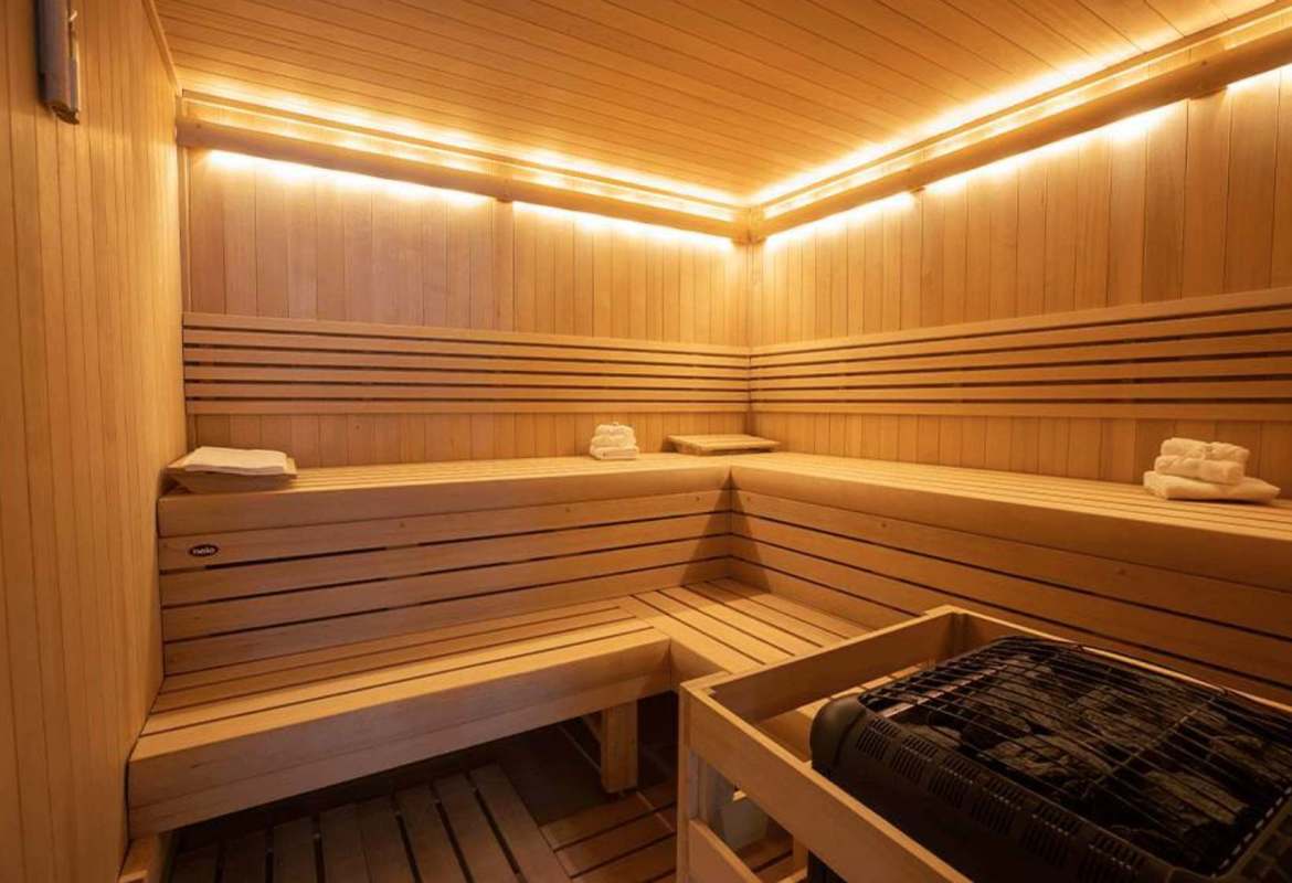 Rooftop infinity pool with skyline and ocean view at Murano Tower Coco del Mar