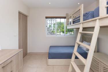 Bright guest bedroom with twin beds, colorful decor and air conditioning in Bijao luxury beach house