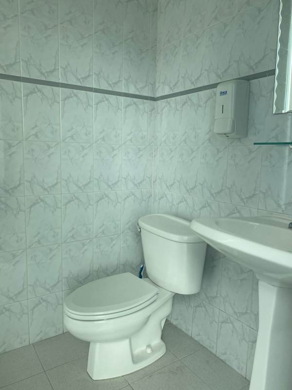 Semi-Furnished Office 128m² in Torre Banesco Marbella for Rent