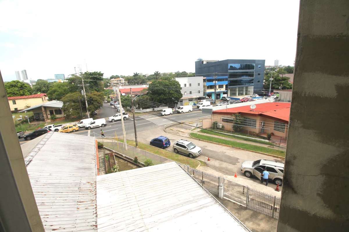 Closed kitchen with granite countertop, tiled walls, washer connection PH El Ingenio Panama