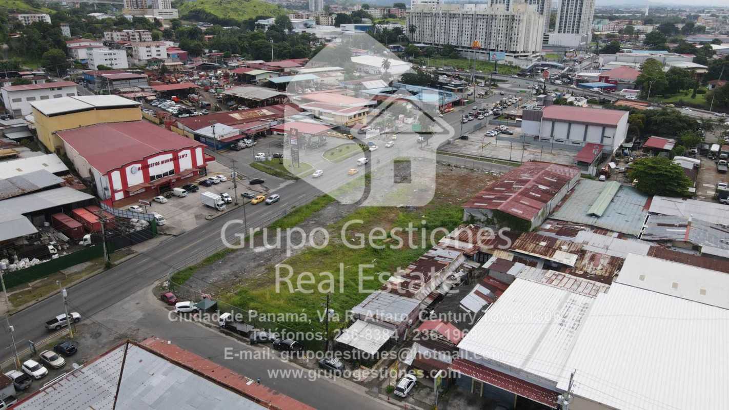 Aerial image of Panama City's commercial zone highlighting empty plot amidst dense infrastructure