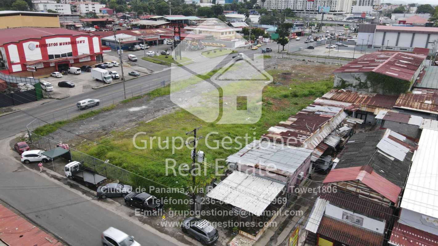 View of vacant commercial lot surrounded by urban city streets and shops on Vía España Panama