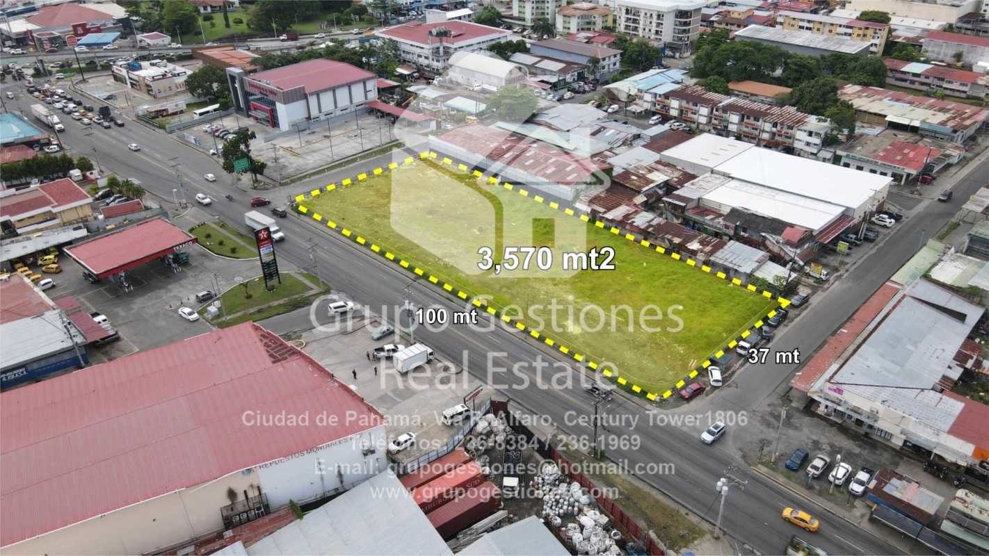 Outlined aerial lot at busy Panama City intersection Vía España and Río Abajo