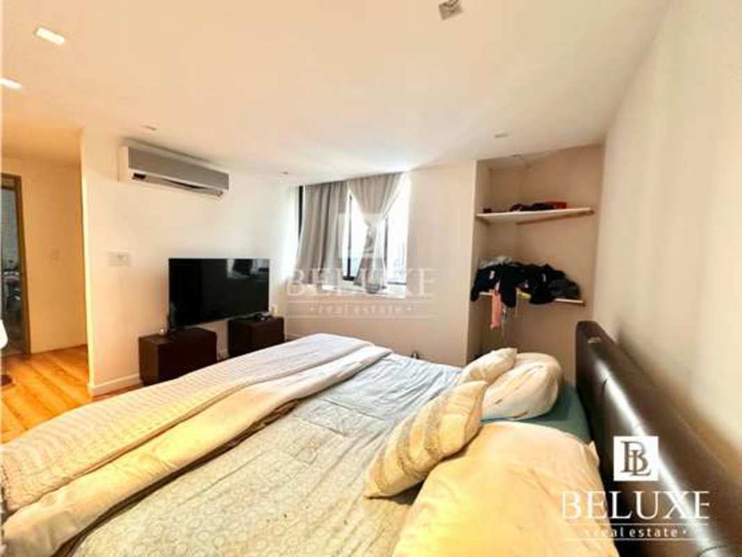 Bedroom with large windows, closet, and city skyline view at PH Vista Tower Bella Vista Panama