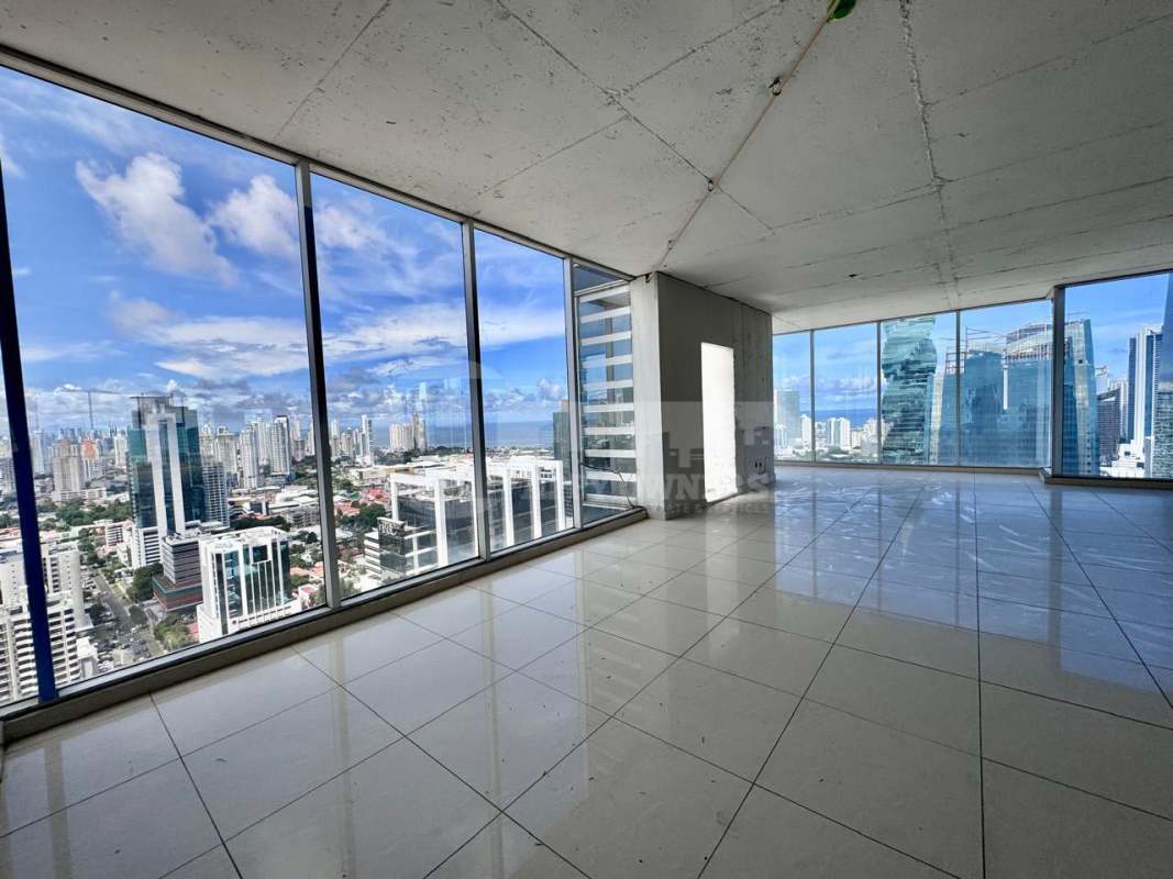 Open-plan commercial office space with panoramic city skyline views in PH SL55 Tower Panama