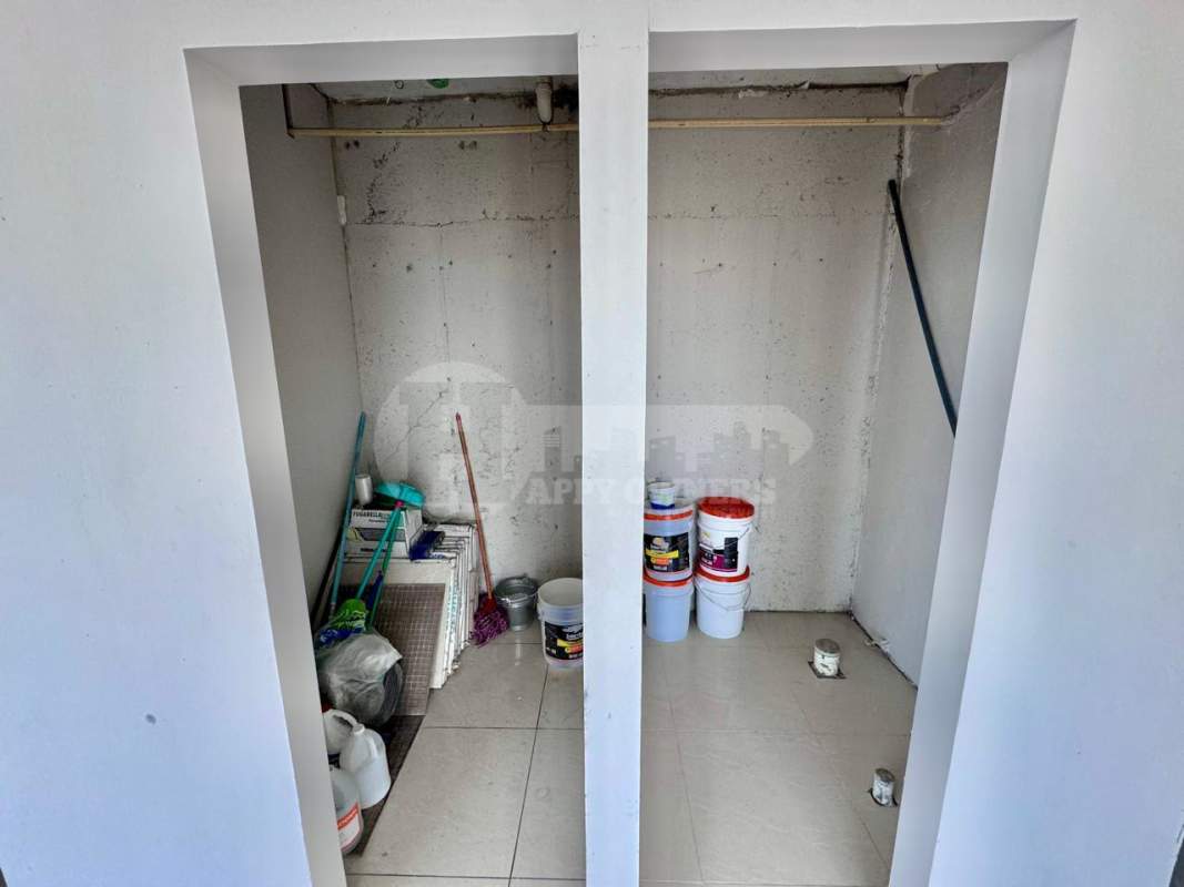 Unfurnished commercial unit with panoramic corner windows overlooking Panama skyline