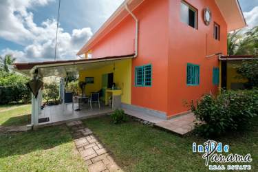Vibrant building with guest rooms & patio area at boutique hotel property Chiriquí Panama