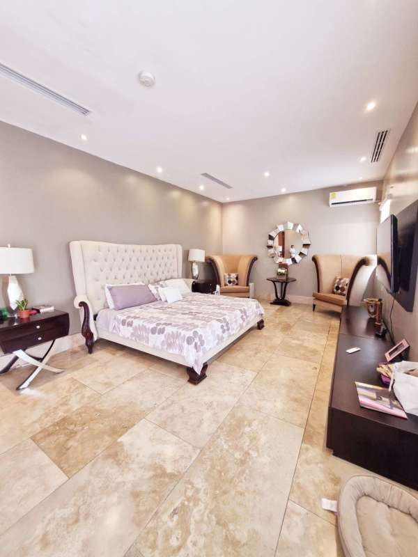 Guest bedroom with en suite bathroom Fairway Estates Santa Maria Panama