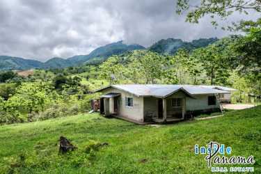 Single-story country house with metal roof on mountain estate in Volcán Chiriquí