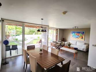 Private garden with lawn and tropical plants PH Las Islas Villa Iguana Panama