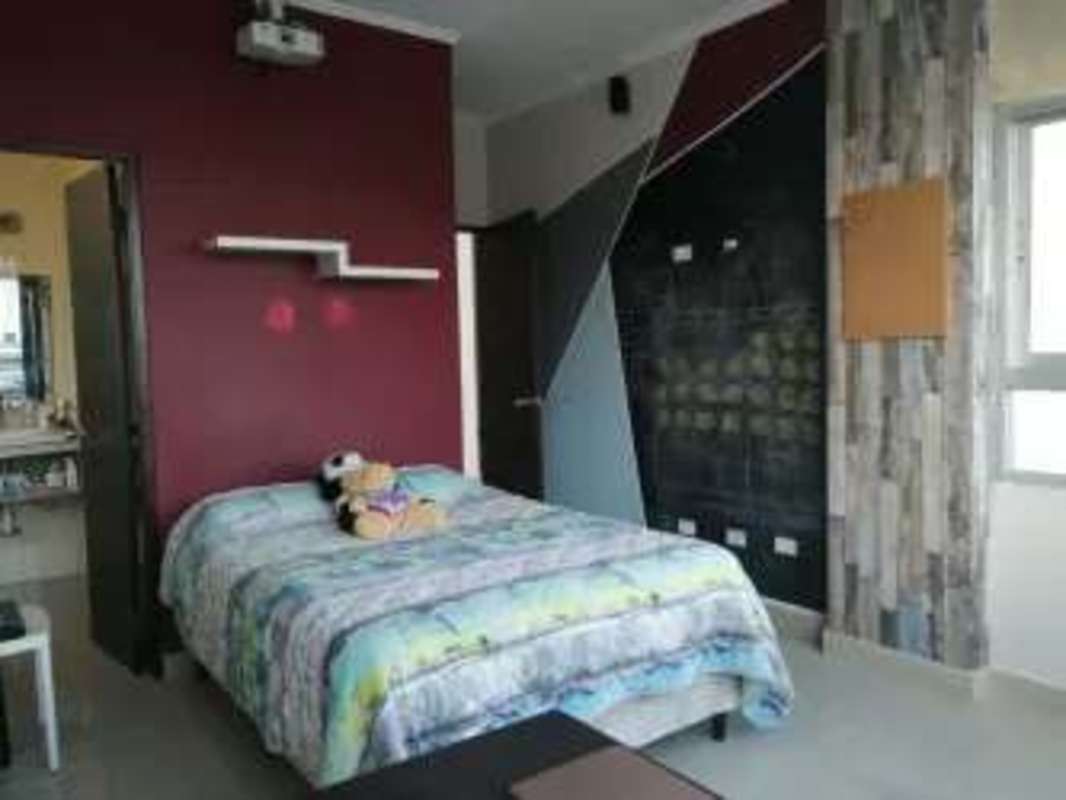 Bedroom with geometric accent, urban view PH Famagosta Loft San Francisco