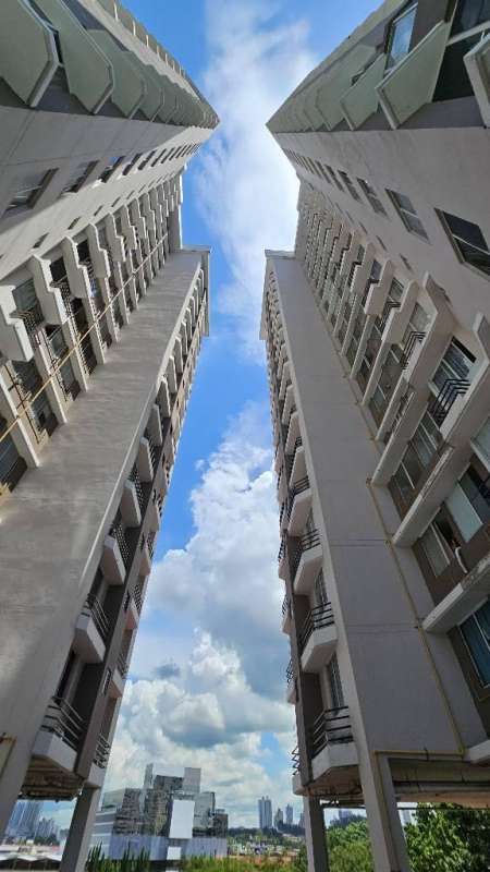 Contemporary bathroom tile walls single vanity glass enclosure PH Brisas de San Fernando Panama.