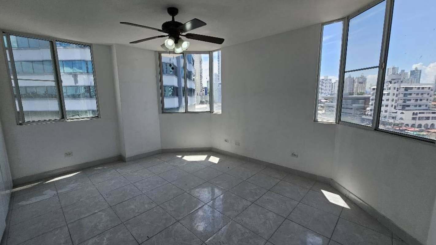 Bedroom with closets ceiling fan windows PH Brisas de San Fernando Panama City.
