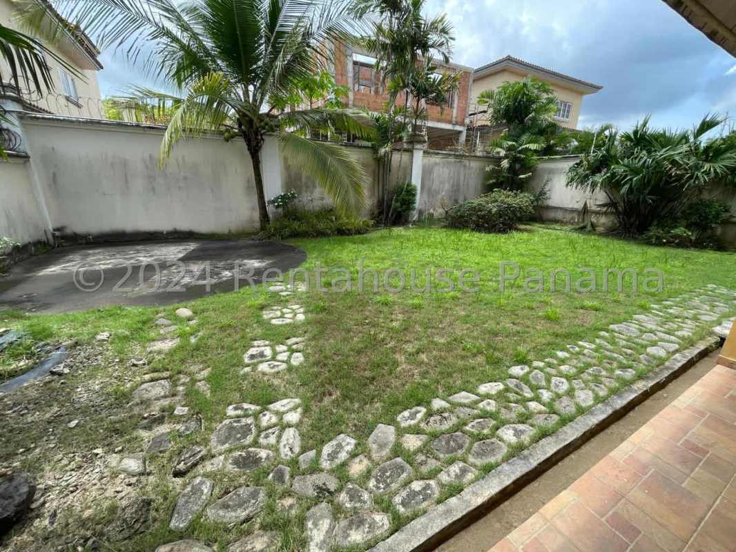 Covered outdoor terrace connected to large private garden in PH Rainforest Villas Altos de Panamá