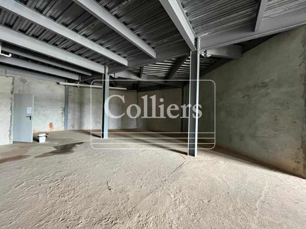 Spacious raw commercial interior with exposed steel structures in Plaza Villalobos Panama