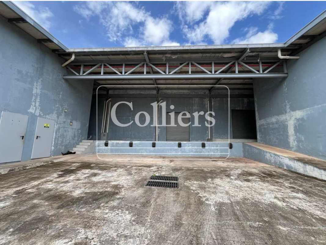 Exterior of Plaza Villalobos in Pedregal with parking and loading docks, commercial property for lease