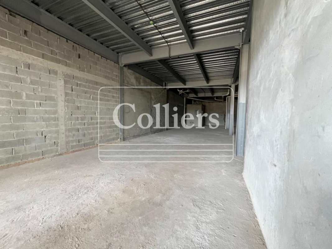 Warehouse-style unfinished space with concrete floor and metal beams for rent in Plaza Villalobos Panama