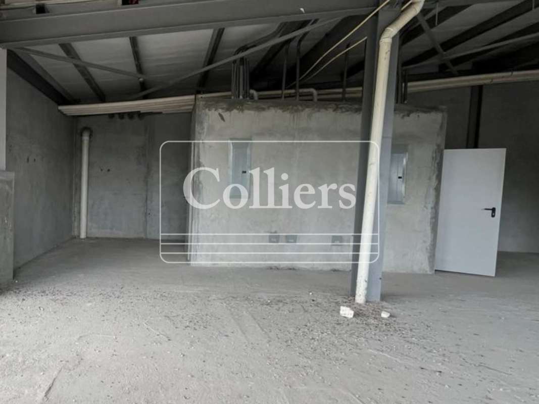 Industrial-style commercial interior for lease in new business plaza Pedregal Panama