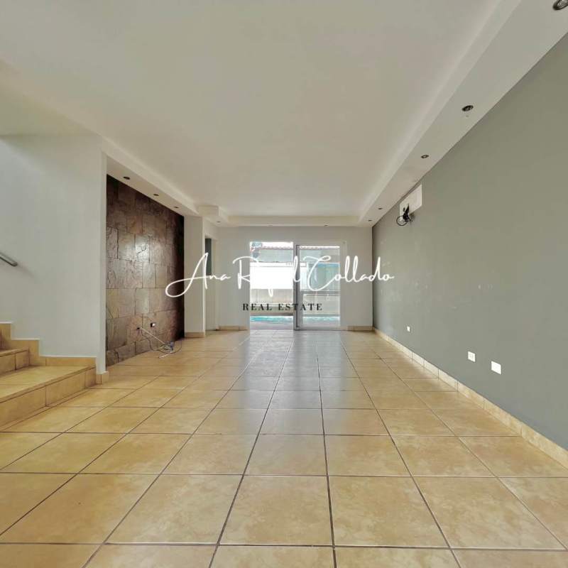 Terrace with built-in splash pool, seating area, privacy walls PH Alpes Brisas del Golf Panama