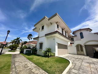 House for Sale in Santa María - 4 bedrooms