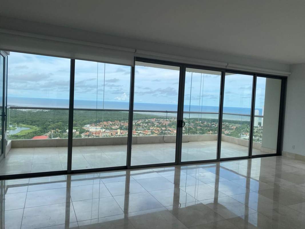 Wide balcony with glass railings and panoramic view of Santa María golf course in PH GreenGarden Panama City