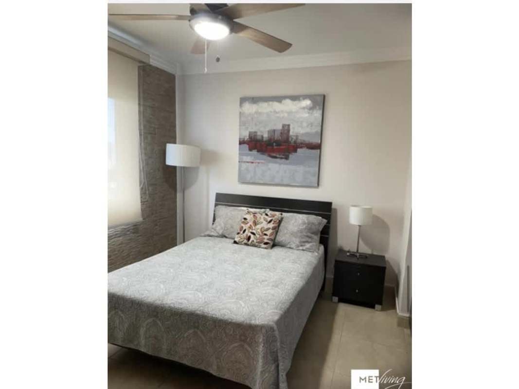 Bathroom with glass-enclosed shower, vessel sink, large mirror, modern design at PH Luxor El Cangrejo