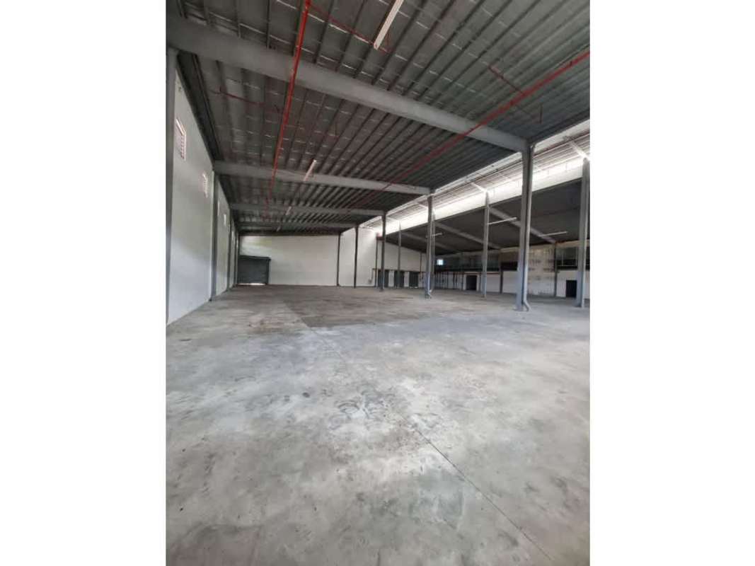 Industrial warehouse open space with steel beams and concrete floor for sale Vía Tocumen Panama